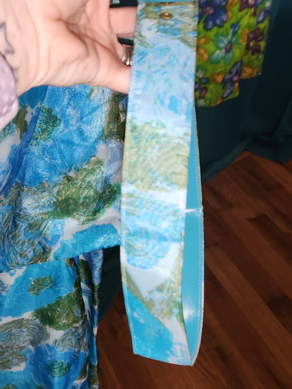 50s Sleeveless Blue Floral Wiggle Dress - Picture 3 of 5